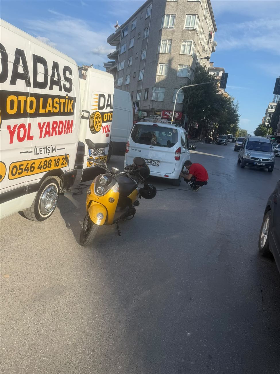 Dadaş Oto Lastik yol kenarında lastik müdahalesi yaparken