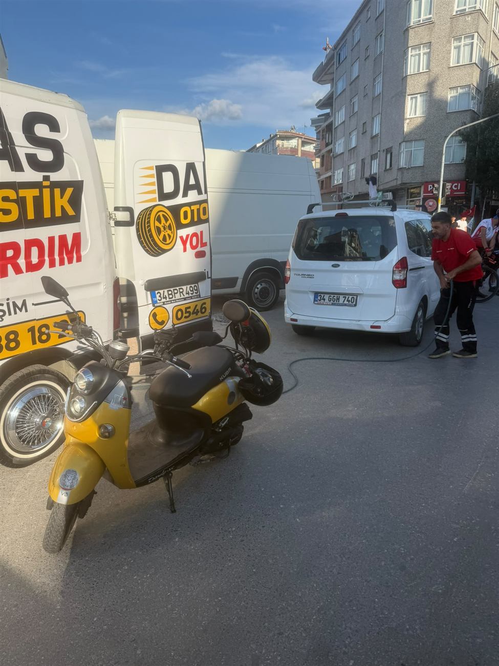 Dadaş Oto Lastik ekibi araç lastiğine müdahale ediyor